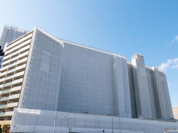 大規模修繕工事のイメージ（画像：PIXTA）