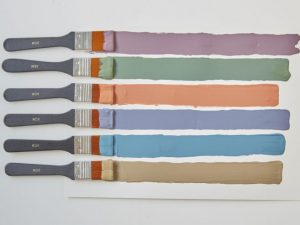 DIYの第一歩としてお勧めしたいのは、今あるものを交換、付け替えること。貼るだけの手軽なDIYや、初心者でも楽しめる塗るDIYなどを紹介する。