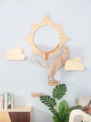 楽しいデザインが豊富にそろったキャットウォーク。こちらは天然木のパイン材を使用、太陽と雲をモチーフにした組み合わせ。見ているだけで癒やされる（MYZOOキャットウォークセットC　SOLAR+MOKU/長彩株式会社）
https://myzoo.jp/
