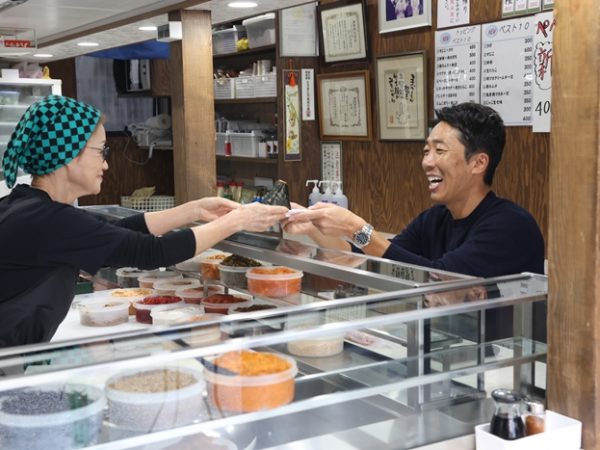 1階に入っている靴の修理工房は武藤さんが誘致してきたお店。右近さんはこの店ができたことを知り、大塚の変化を実感したそうだ