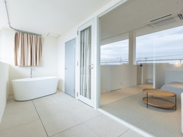 製造許可付きシェアキッチンでは、販売可能なお菓子や総菜などが製造できる。真空包装機や急速冷凍機、さらにレンタル冷凍庫も完備。シェアキッチンで調理しながら、デイリーショップで販売するという使い方も