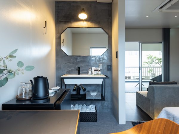 製造許可付きシェアキッチンでは、販売可能なお菓子や総菜などが製造できる。真空包装機や急速冷凍機、さらにレンタル冷凍庫も完備。シェアキッチンで調理しながら、デイリーショップで販売するという使い方も