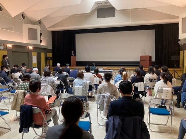 まちづくり活動を進める市民のプレゼンテーションに多くの市民が聞き入った
