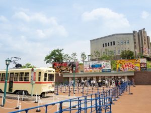 2021年5月にリニューアルオープンしたテーマパークの目玉は「夕日の丘商店街」。気づけば自分も街の一員のような気分に。