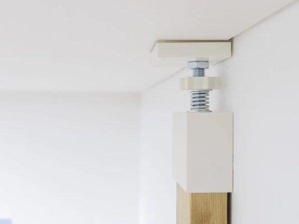 2×4材と強力な固定用パーツを柱にして作ったキャットタワー。ペットフェンスと組み合わせて安全性を確保しながら窓の外を眺められるようにしている（DIYパーツブランド　ラブリコ/平安伸銅工業）
https://note.com/labricoofficial/
