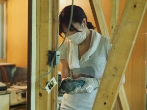 WEBサイトの修正や庭の手入れなど、10万円分の仕事が賃料の代わりになる、リビングコストゼロの家。