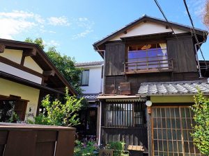 住宅金融公庫を利用して建てた初期の公庫住宅を活用し、戦後の庶民の暮らしをリアルに体感できる博物館。「昔は不便な生活をしてたんだね」という子どもたちの感想も学びに。