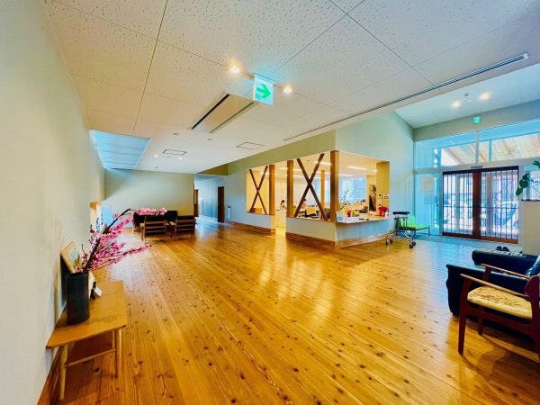 ▲シェア金沢のショップでは、地元の採れたて野菜や名産品、手作りのクラフト作品等を販売するコーナーも。なお、各店舗からは光熱費の実費だけを支払ってもらい、テナント料はすべて無料。これは「社会福祉法人の在り方として法人の儲けは要らない」という理事長の方針からだという