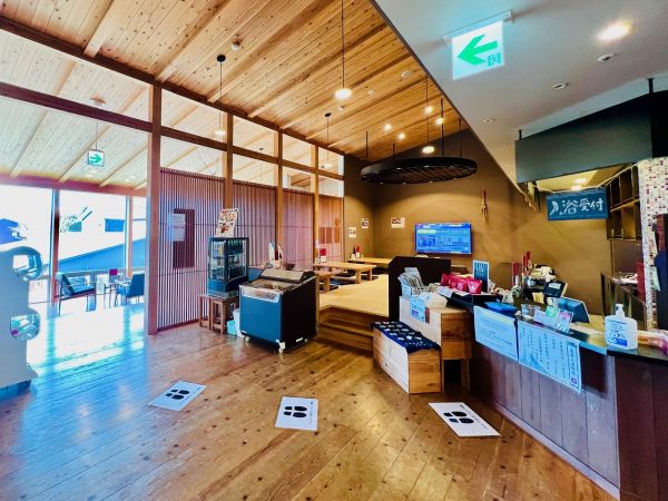 ▲シェア金沢のショップでは、地元の採れたて野菜や名産品、手作りのクラフト作品等を販売するコーナーも。なお、各店舗からは光熱費の実費だけを支払ってもらい、テナント料はすべて無料。これは「社会福祉法人の在り方として法人の儲けは要らない」という理事長の方針からだという