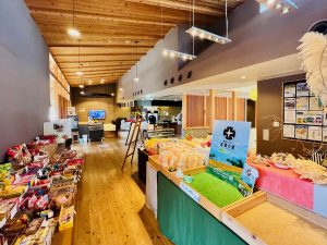 ▲シェア金沢のショップでは、地元の採れたて野菜や名産品、手作りのクラフト作品等を販売するコーナーも。なお、各店舗からは光熱費の実費だけを支払ってもらい、テナント料はすべて無料。これは「社会福祉法人の在り方として法人の儲けは要らない」という理事長の方針からだという