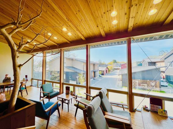 ▲シェア金沢内のレストランエリア。若い学生がノートパソコンを開きながら打ち合わせをする隣で、お年寄りが茶飲み話に興じるなど、心地よい“ごちゃまぜ”の空間が完成している。設計を担当したのは金沢市を拠点に活動する五井建築研究所。施設設計の打ち合わせを重ねる中で「芸術作品としての建築物は要らない。人と人が自然に交差する空間をつくりたい」と理事長の想いを伝えたところ、辿り着いたキーワードが「ごちゃまぜ」だったという