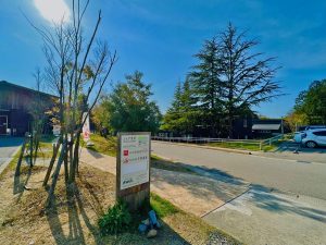 ▲JR金沢駅から車で15分ほどの閑静な住宅街、金沢市若松町にある「シェア金沢」。施設の入口にはそれとわかる巨大看板はなく、小さな案内板が立っているのみ。周囲に塀や壁を設置することもなく、ご近所との境界線をつくらない施設設計が行われている。「施設と街を線引きせずに地域のグラデーションをつくること。これがシェア金沢が目指すべき本来の役割と考えています」と清水さん