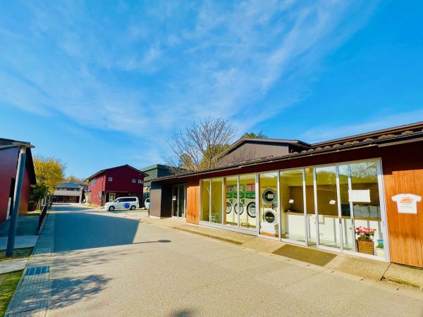 ▲露天風呂付きの天然温泉源泉の源泉は、シェア金沢の地下600メートルから湧出。大人490円(中学生以上)、中人130円(小学生)、小人50円で利用できる。「泉質が良い」と評判で地元リピーターも多い人気施設だ。ちなみに、この入浴料は施設で働く障がい者の給与となっている