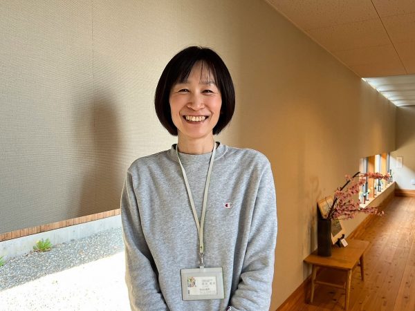 ▲JR金沢駅から車で15分ほどの閑静な住宅街、金沢市若松町にある「シェア金沢」。施設の入口にはそれとわかる巨大看板はなく、小さな案内板が立っているのみ。周囲に塀や壁を設置することもなく、ご近所との境界線をつくらない施設設計が行われている。「施設と街を線引きせずに地域のグラデーションをつくること。これがシェア金沢が目指すべき本来の役割と考えています」と清水さん