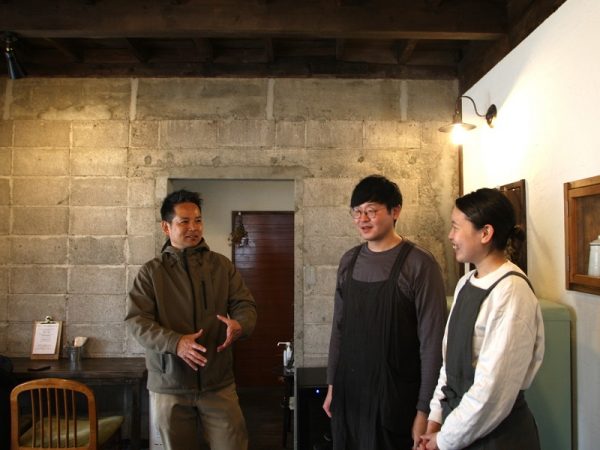 寺江さん夫婦の思いを受け止め、ユニークな手法で助言した平賀さん（左）