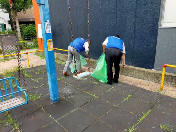 名駅南地区まちづくり協議会による清掃活動の様子。かつてはポイ捨てされた吸い殻が1,000本ほどあったときも（写真提供：名駅南地区まちづくり協議会）