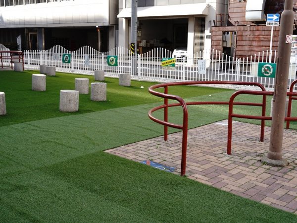 名駅南地区まちづくり協議会による清掃活動の様子。かつてはポイ捨てされた吸い殻が1,000本ほどあったときも（写真提供：名駅南地区まちづくり協議会）