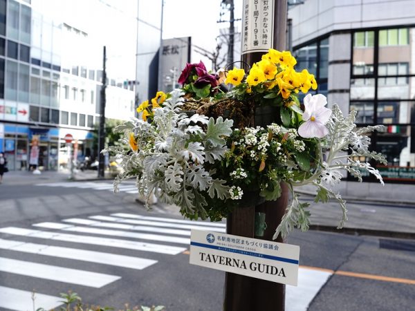 まちの景観を美しくするハンギングバスケット