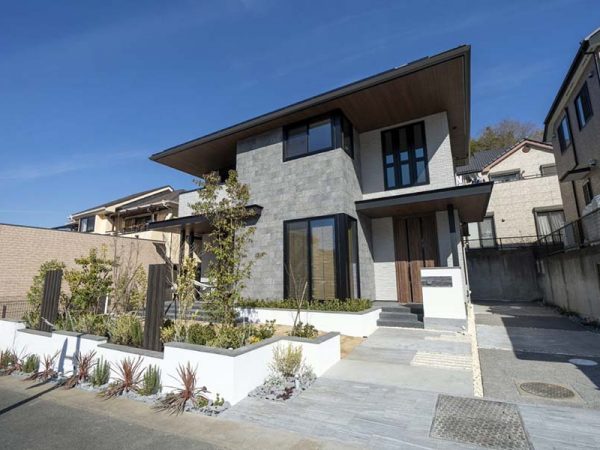 2021年の「雇用者の共働き世帯」は、「男性雇用者と無業の妻から成る世帯」の２倍以上となる（内閣府男女共同参画局「令和4年版 男女共同参画白書」より）