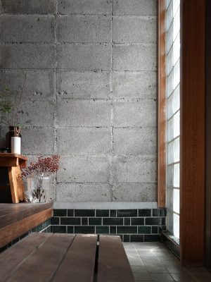 風除室から入ってすぐ右側に現れるブロックの壁（平賀さん提供）