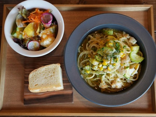 野菜を育てる近隣住民と交流する寺江さん夫婦（平賀さん提供）