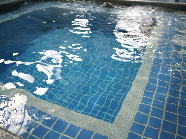 銭湯のドアに貼られた、昭和感のあるタイルがかわいい