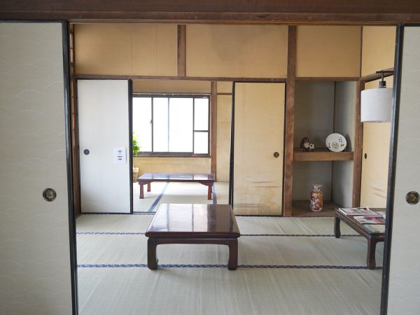 風呂上がりにくつろげる中庭と縁側