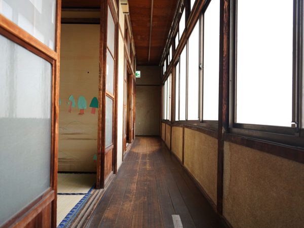 風呂上がりにくつろげる中庭と縁側