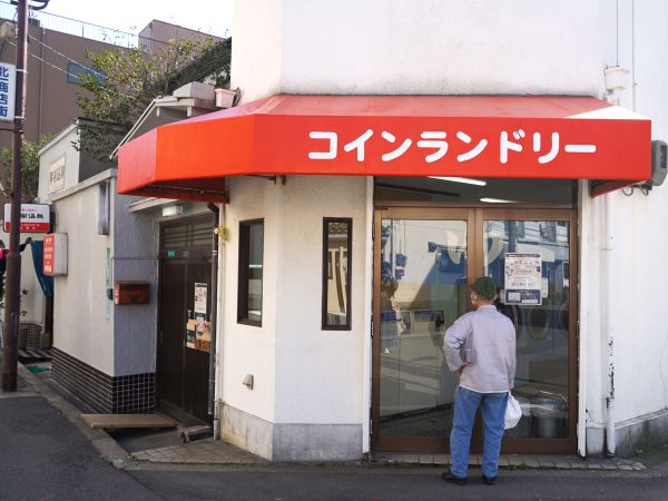 銭湯のドアに貼られた、昭和感のあるタイルがかわいい