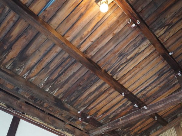 暖簾をくぐると、番台が中央に出迎えてくれる。左手が女風呂、右手が男風呂