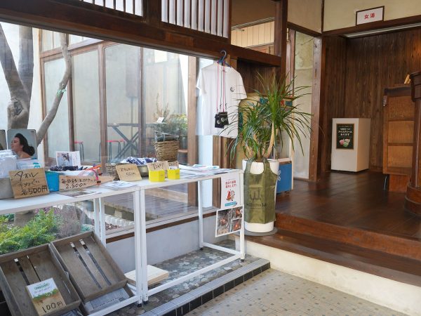 暖簾をくぐると、番台が中央に出迎えてくれる。左手が女風呂、右手が男風呂