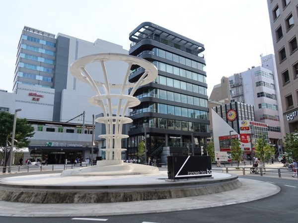 大塚駅南口側。左側が駅ビル、右手に駅前広場がある