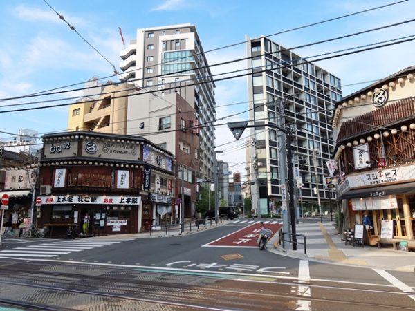 東京大塚のれん街に接して駐車場があり、そこは時にイベント会場に変わる。写真は2021年に開かれたオクトーバーフェストのときのもの