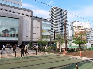 大塚駅南口側。左側が駅ビル、右手に駅前広場がある