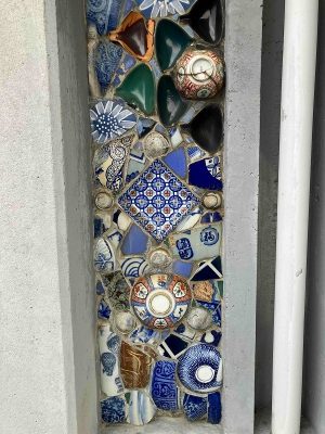 西側のモザイク壁画「信徳の壁」。この壁画の存在に気が付かず、そのままエントランスに向かってしまう方もいるとか。ぜひこちら側も眺めていただきたい