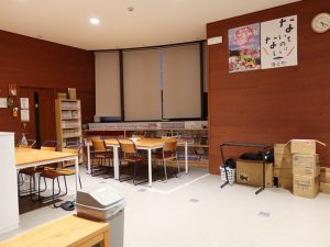 男子寮内部。居室は複数人で使っており、部屋を出たところはこうした共有スペース。一人になれる場所はない