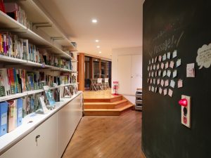 隠岐國学習センター内部。参考資料その他も多く用意されており、相談に乗ってくれる大人たちもいる
