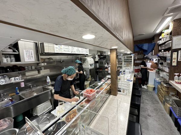1階に入っている靴の修理工房は武藤さんが誘致してきたお店。右近さんはこの店ができたことを知り、大塚の変化を実感したそうだ