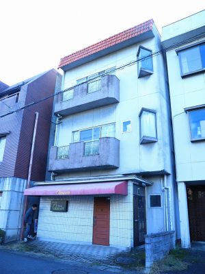 リノベーション前の同物件。みなさんの住むまちにも、類似物件があるのではないだろうか。昭和の時代、まちに賑わいを与えていたこのような物件は、時代の流れとともに衰微。現在は空き家となっているケースも少なくない