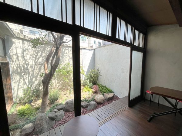 風呂上がりにくつろげる中庭と縁側