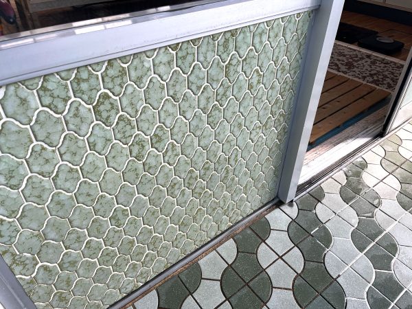 銭湯のドアに貼られた、昭和感のあるタイルがかわいい