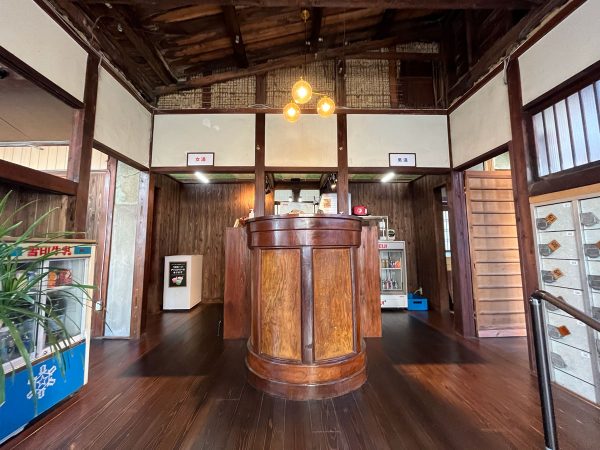 暖簾をくぐると、番台が中央に出迎えてくれる。左手が女風呂、右手が男風呂