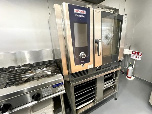 製造許可付きシェアキッチンでは、販売可能なお菓子や総菜などが製造できる。真空包装機や急速冷凍機、さらにレンタル冷凍庫も完備。シェアキッチンで調理しながら、デイリーショップで販売するという使い方も