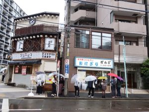 取材の日は冷たい雨の日。傘をさして並ぶ人たちの行列を見て「今日は少ないですね」と言ったところ、それは大きな勘違いだった