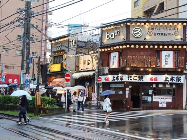 取材の日は冷たい雨の日。傘をさして並ぶ人たちの行列を見て「今日は少ないですね」と言ったところ、それは大きな勘違いだった