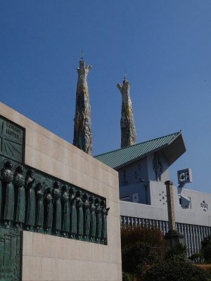 二十六聖人のブロンズ像の前には、赤いじゅうたんをイメージして赤色に道が塗装されている。キリシタンに関連した歴史が年表のように道に示されている。1865年2月19日は、大浦天主堂（日本二十六聖人殉教者聖堂）が建築された日だ。同年3月17日は、大浦天主堂で信徒発見があった日