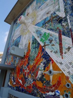 西側のモザイク壁画「信徳の壁」。この壁画の存在に気が付かず、そのままエントランスに向かってしまう方もいるとか。ぜひこちら側も眺めていただきたい