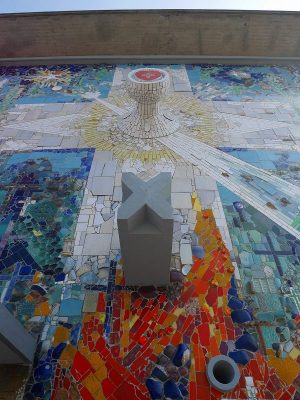 西側のモザイク壁画「信徳の壁」。この壁画の存在に気が付かず、そのままエントランスに向かってしまう方もいるとか。ぜひこちら側も眺めていただきたい