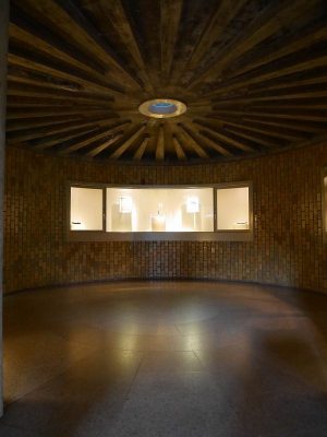 奥に見えるのは木彫刻「聖パウロ三木」