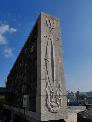 日本二十六聖人記念館外観。ルーバーで囲われ、槍や滴りを表現した装飾が